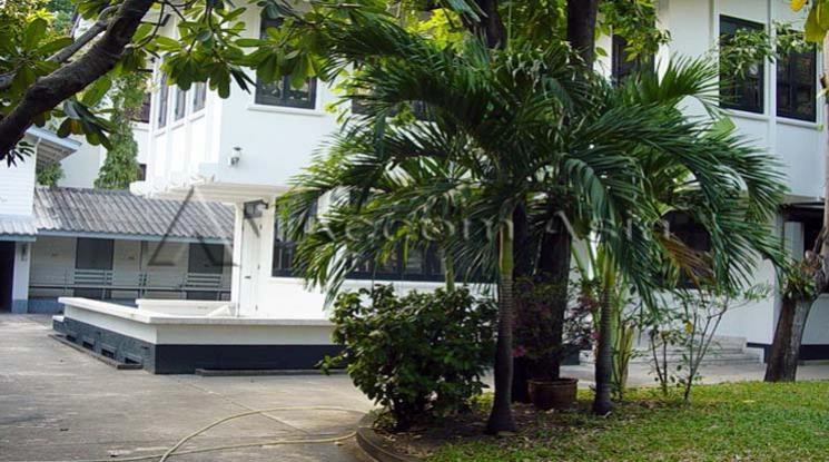 unit 3 Bedrooms  House For Rent in Sathorn, Bangkok  near BTS Sala Daeng - MRT Lumphini (9006403)