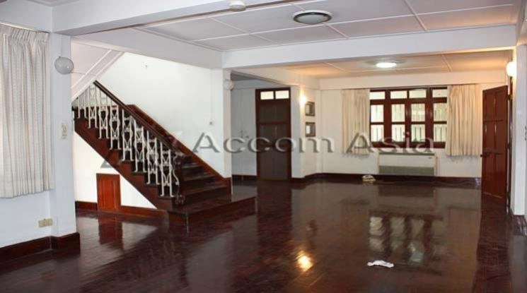 unit 3 Bedrooms  House For Rent in Sathorn, Bangkok  near BTS Sala Daeng - MRT Lumphini (9006403)