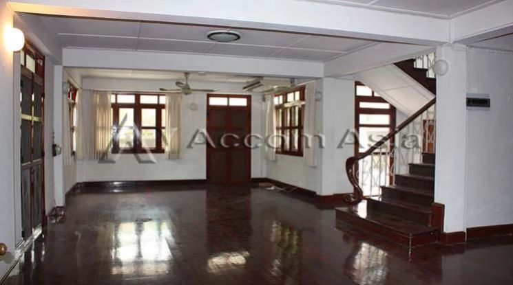 unit 3 Bedrooms  House For Rent in Sathorn, Bangkok  near BTS Sala Daeng - MRT Lumphini (9006403)