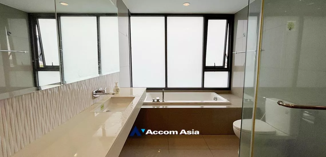  2 Bedrooms  Condominium For Rent in Sukhumvit, Bangkok  near BTS Ekkamai (AA21126)