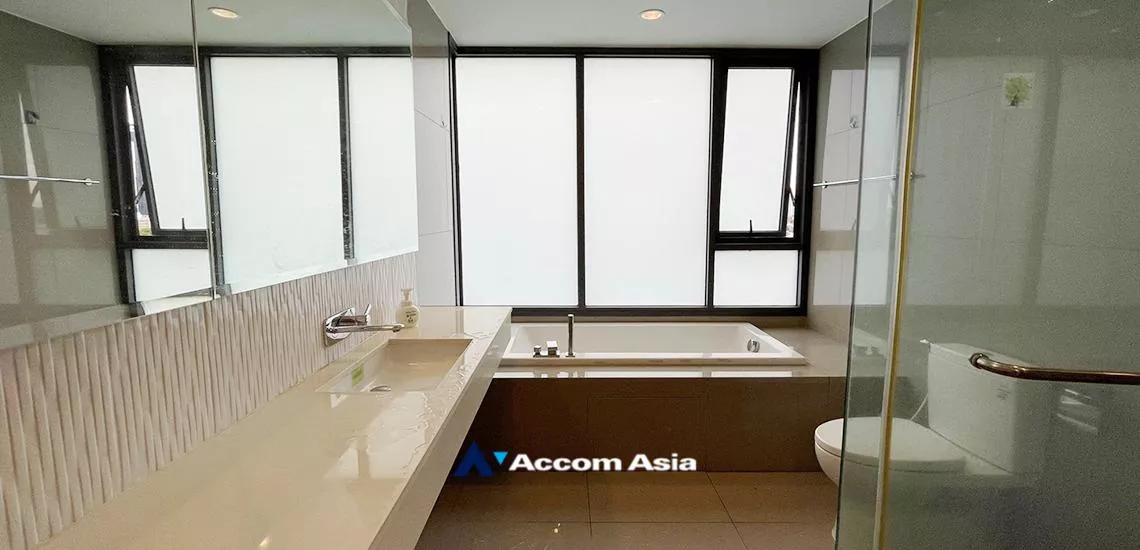 unit 2 Bedrooms  Condominium For Rent in Sukhumvit, Bangkok  near BTS Ekkamai (AA21126)