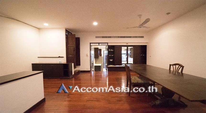 unit 3 Bedrooms  Townhouse For Rent in Sukhumvit, Bangkok  near MRT Phetchaburi (AA21208)