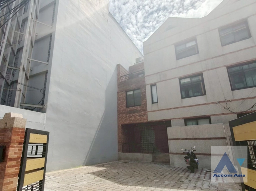 unitPet friendly |  Fully fitted Townhouse for rent ONLY 750m. To BTS Thong lo (11000701)