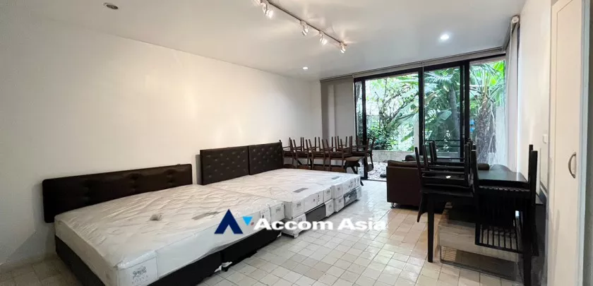 Pet friendly |  4 Bedrooms  Townhouse For Rent in Sukhumvit, Bangkok  near BTS Thong Lo (11000701)