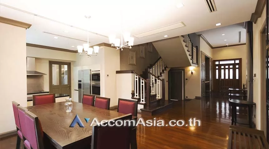  4 Bedrooms  House For Rent in Sukhumvit, Bangkok  near BTS Phra khanong (AA21228)