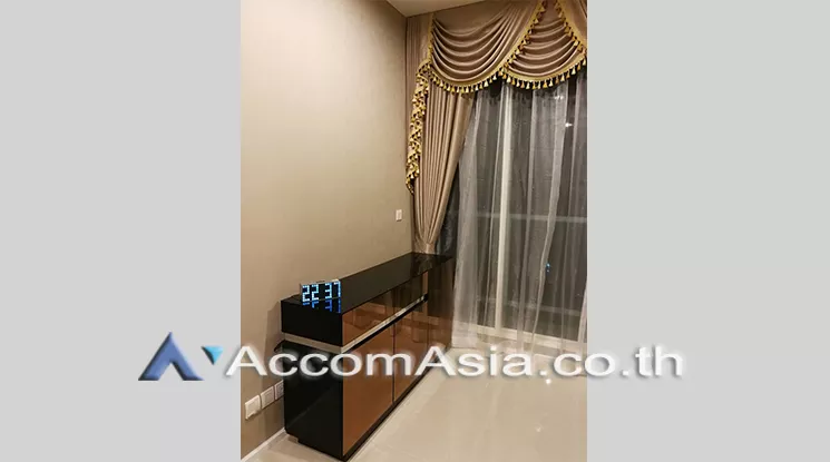  2 Bedrooms  Condominium For Rent & Sale in Charoenkrung, Bangkok  near BTS Saphan Taksin (AA21281)