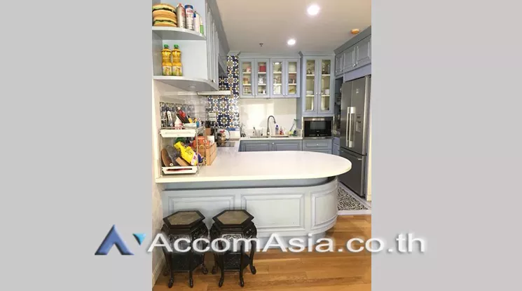  2 Bedrooms  Condominium For Sale in Ploenchit, Bangkok  near BTS Ratchadamri (AA21333)