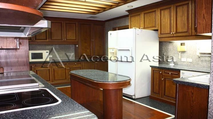 unitFully wood-finished condominium with river views and classic interiors (21304)