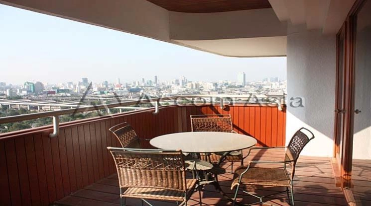 unitFully wood-finished condominium with river views and classic interiors (21304)