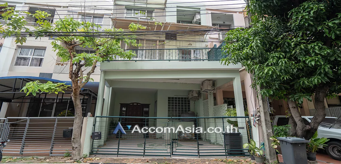  3 Bedrooms  House For Rent in Sukhumvit, Bangkok  near BTS Phra khanong (AA21385)