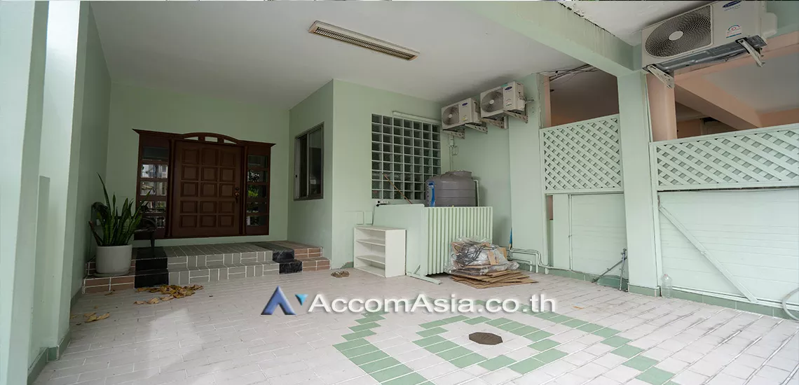  3 Bedrooms  House For Rent in Sukhumvit, Bangkok  near BTS Phra khanong (AA21385)