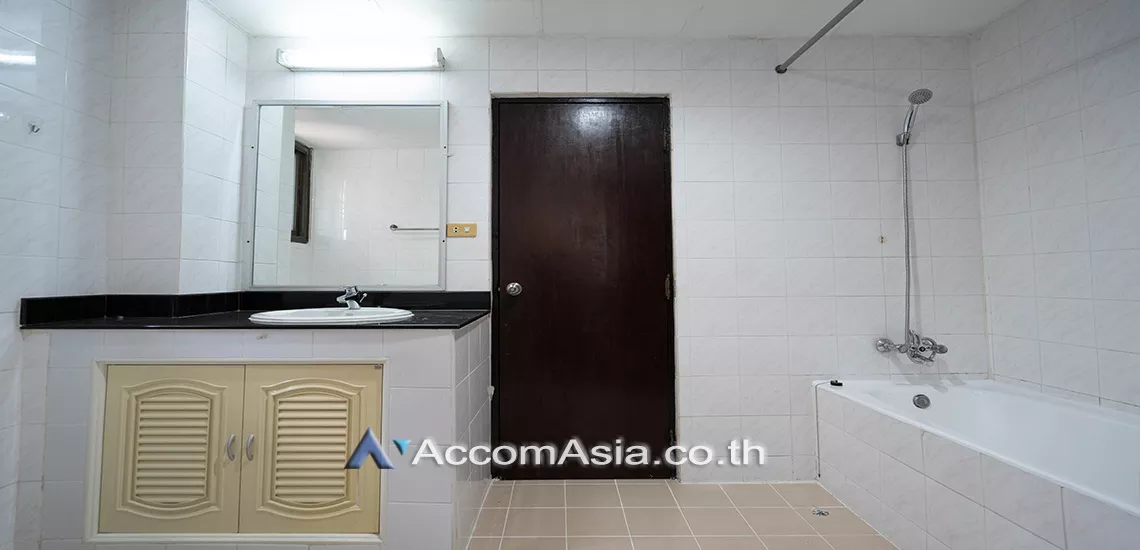 8  3 br Apartment For Rent in Sukhumvit ,Bangkok BTS Nana at Low rise and Peaceful AA21420