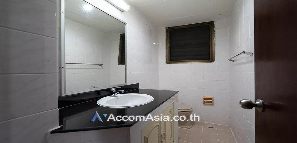 10  3 br Apartment For Rent in Sukhumvit ,Bangkok BTS Nana at Low rise and Peaceful AA21420