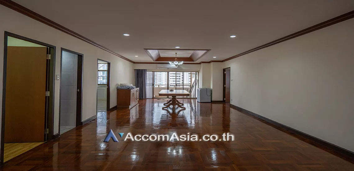 Pet friendly |  3 Bedrooms  Apartment For Rent in Sukhumvit, Bangkok  near BTS Nana (AA21421)