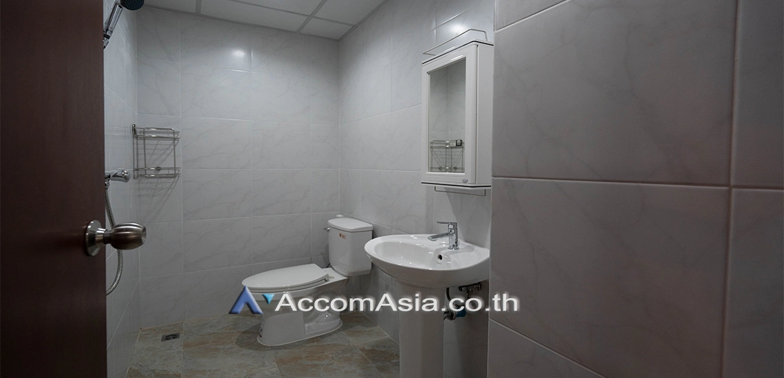 8  3 br Apartment For Rent in Sukhumvit ,Bangkok BTS Nana at Low rise and Peaceful AA21421