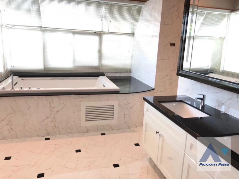 17  6 br House for rent and sale in Bang Na ,Bangkok BTS Bearing at House in compound AA21517