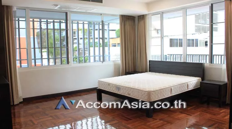  3 Bedrooms  Apartment For Rent in Sukhumvit, Bangkok  near BTS Nana (AA21566)