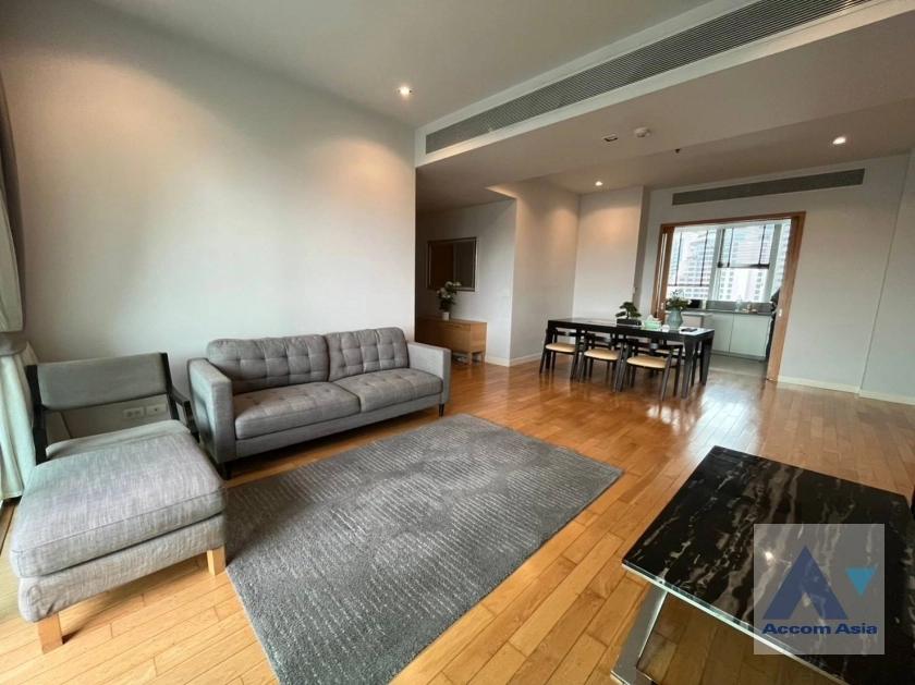 unitModern warm-toned condo with open layout and natural light (AA21763)