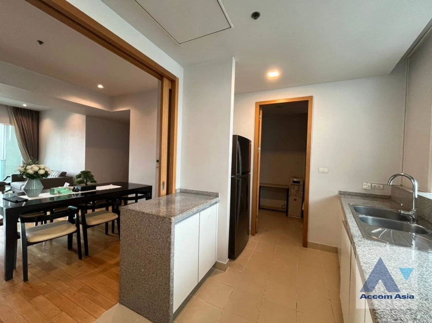 unitModern warm-toned condo with open layout and natural light (AA21763)