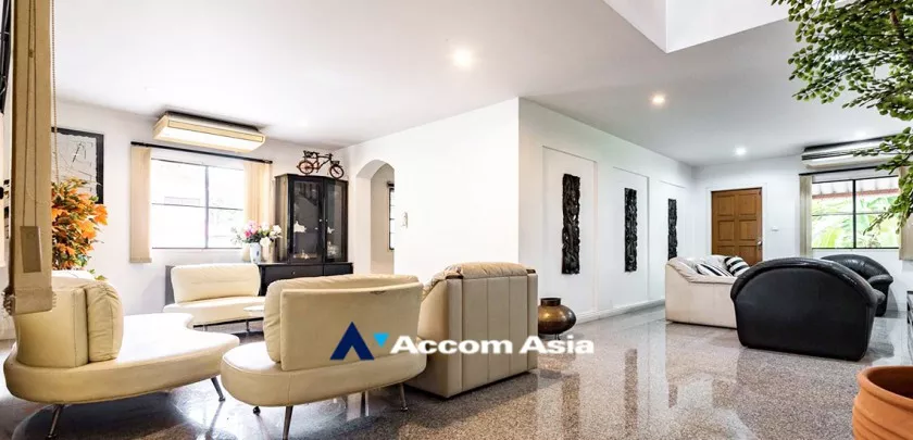 Pet friendly |  4 Bedrooms  House For Rent in Sukhumvit, Bangkok  near BTS Punnawithi (AA21804)