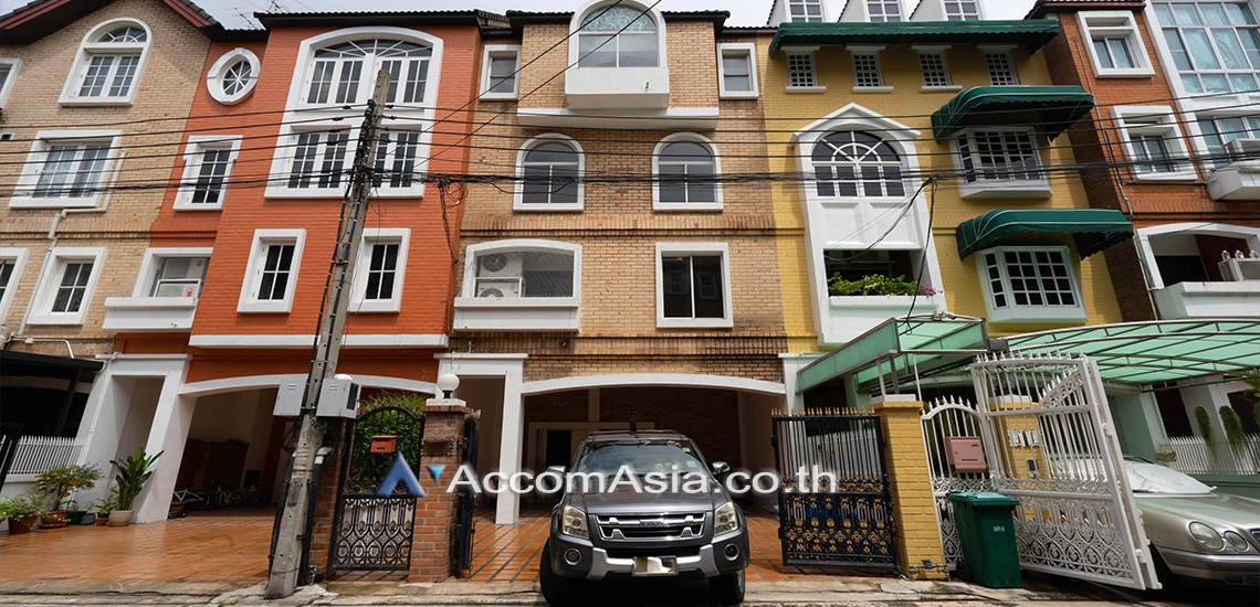  4 Bedrooms  Townhouse For Rent in Sathorn, Bangkok  near MRT Khlong Toei - MRT Lumphini (AA21836)