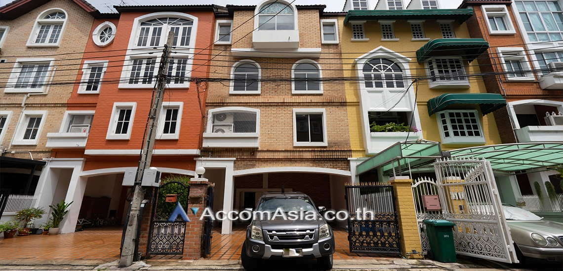 unit 4 Bedrooms  Townhouse For Rent in Sathorn, Bangkok  near MRT Khlong Toei - MRT Lumphini (AA21836)