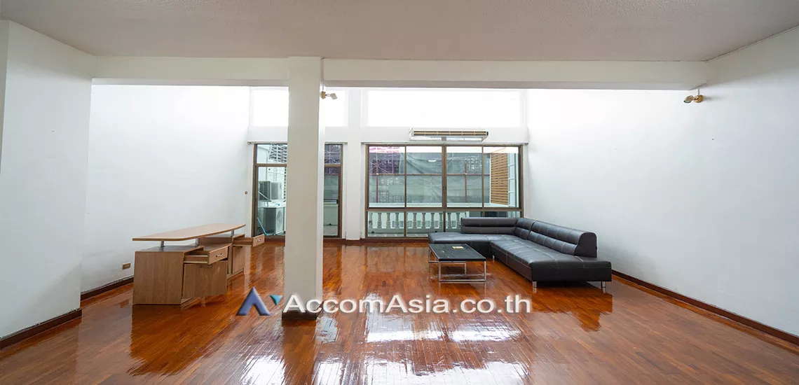  4 Bedrooms  Townhouse For Rent in Sathorn, Bangkok  near MRT Khlong Toei - MRT Lumphini (AA21836)