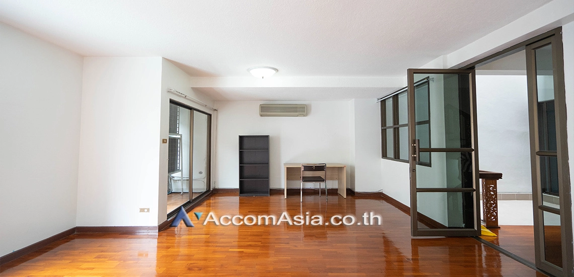 unit 4 Bedrooms  Townhouse For Rent in Sathorn, Bangkok  near MRT Khlong Toei - MRT Lumphini (AA21836)