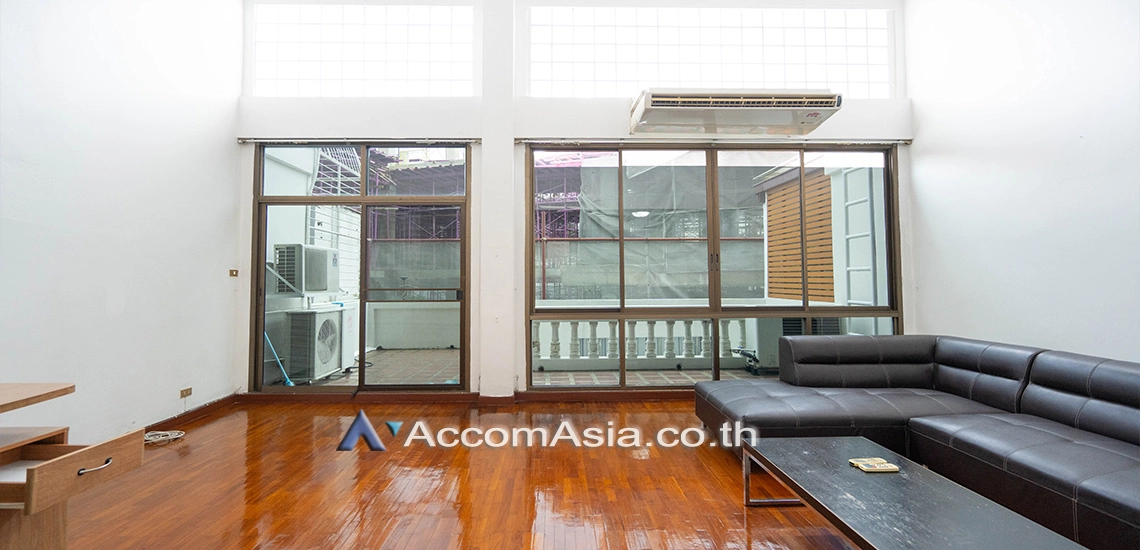 unit 4 Bedrooms  Townhouse For Rent in Sathorn, Bangkok  near MRT Khlong Toei - MRT Lumphini (AA21836)