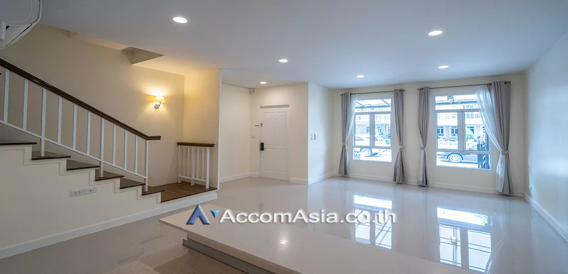  3 Bedrooms  Townhouse For Rent in Sukhumvit, Bangkok  near BTS On Nut (AA21907)