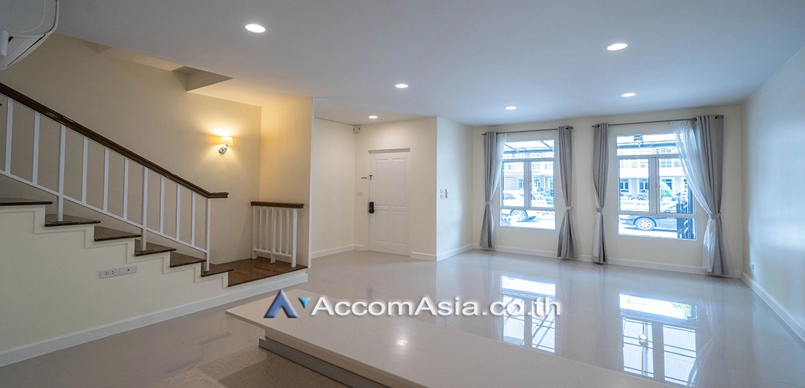 unit 3 Bedrooms  Townhouse For Rent in Sukhumvit, Bangkok  near BTS On Nut (AA21907)