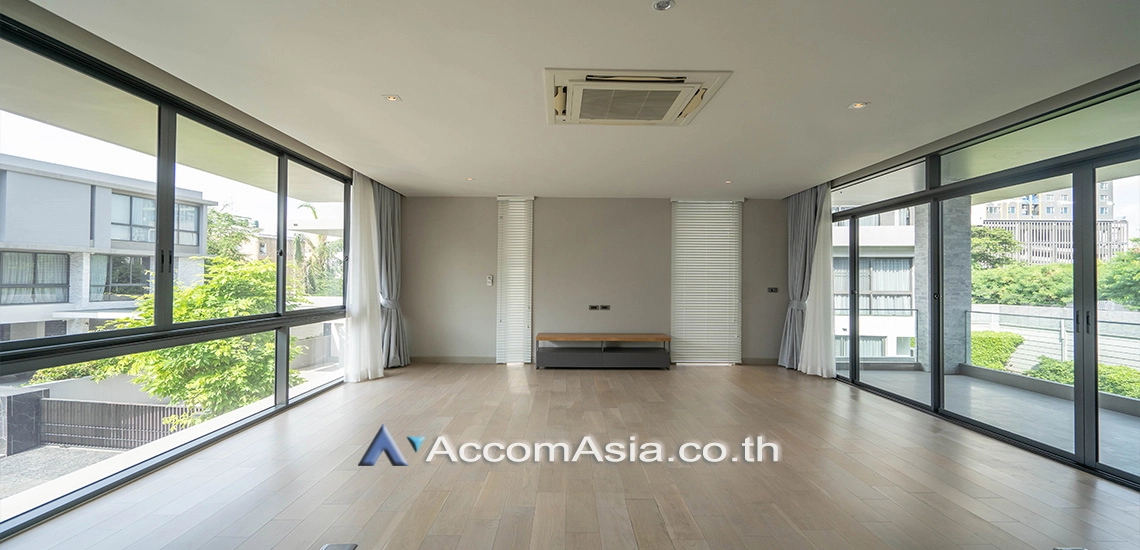 unit Minimal 3-Storey Home with Terrace and Urban Garden (AA22031)