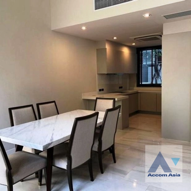  4 Bedrooms  House For Rent in Sukhumvit, Bangkok  near BTS Phrom Phong (AA22105)