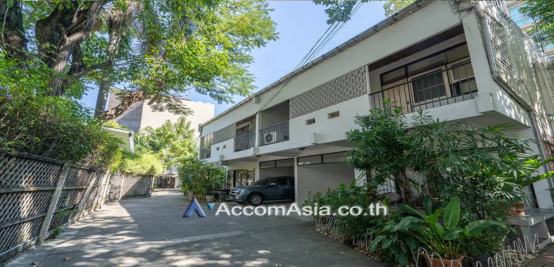  3 Bedrooms  House For Rent in Sukhumvit, Bangkok  near BTS Thong Lo (9006501)