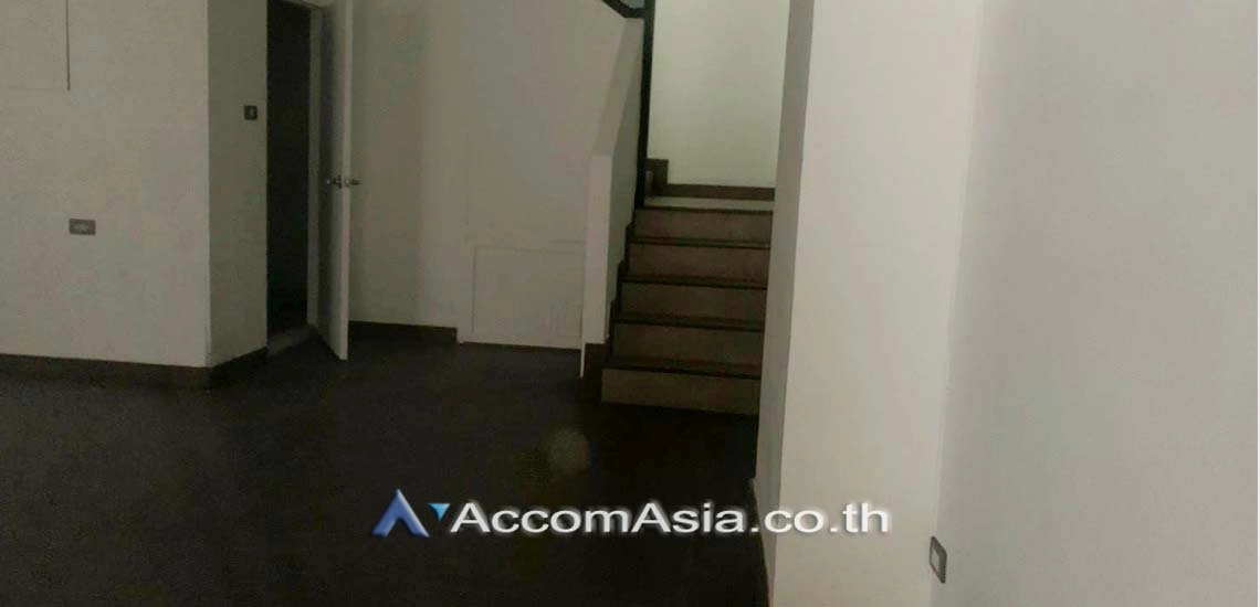 unit Townhouse For Rent & Sale in Sukhumvit, Bangkok  near BTS Ekkamai (AA22270)