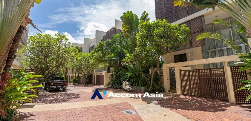 unitPet friendly |  3 Bedrooms  Townhouse For Rent in Sathorn, Bangkok  near BTS Chong Nonsi - MRT Khlong Toei (110316)