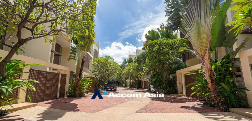 unitPet friendly |  3 Bedrooms  Townhouse For Rent in Sathorn, Bangkok  near BTS Chong Nonsi - MRT Khlong Toei (110316)
