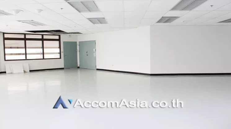  1  Office Space For Rent in Ploenchit ,Bangkok MRT Lumphini at Sindhorn Tower AA22431