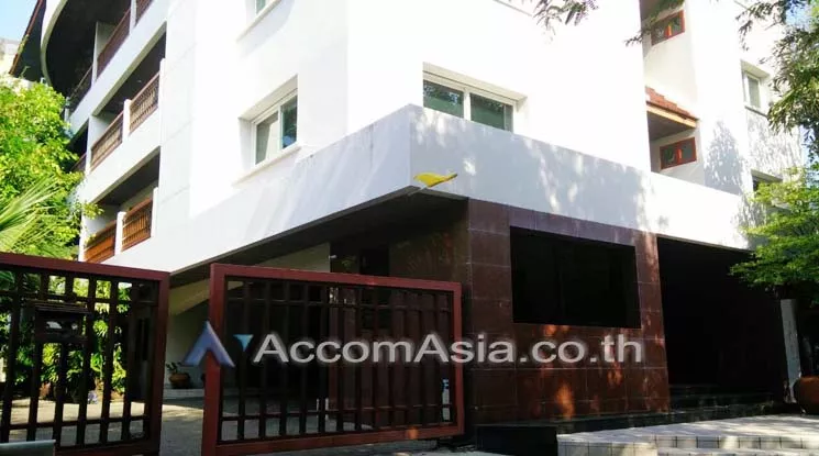  3 Bedrooms  Apartment For Rent in Phaholyothin, Bangkok  near BTS Chong Nonsi (AA31583)