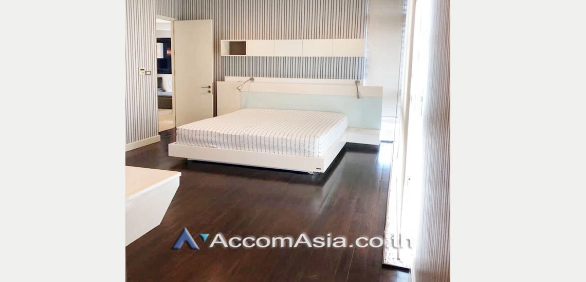 unit 3 Bedrooms  Condominium For Rent in Sukhumvit, Bangkok  near BTS Ekkamai (AA22588)