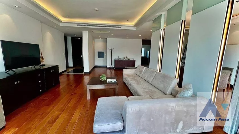 unit 4 Bedrooms  Apartment For Rent in Ploenchit, Bangkok  near BTS Ploenchit (AA22596)