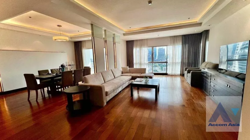 unit 4 Bedrooms  Apartment For Rent in Ploenchit, Bangkok  near BTS Ploenchit (AA22596)
