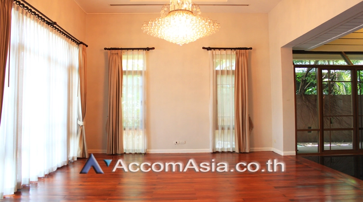  4 Bedrooms  House For Rent in Sukhumvit, Bangkok  near BTS Phra khanong (AA22664)