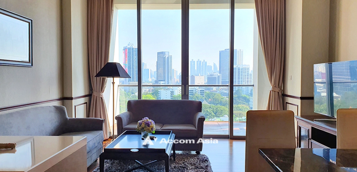 unitVintage-style condo in Sathorn with city view and separate kitchen (AA22681)