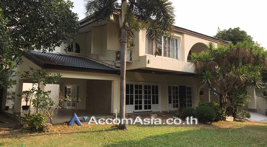  4 Bedrooms  House For Rent in Pattanakarn, Bangkok  near BTS On Nut (AA22693)