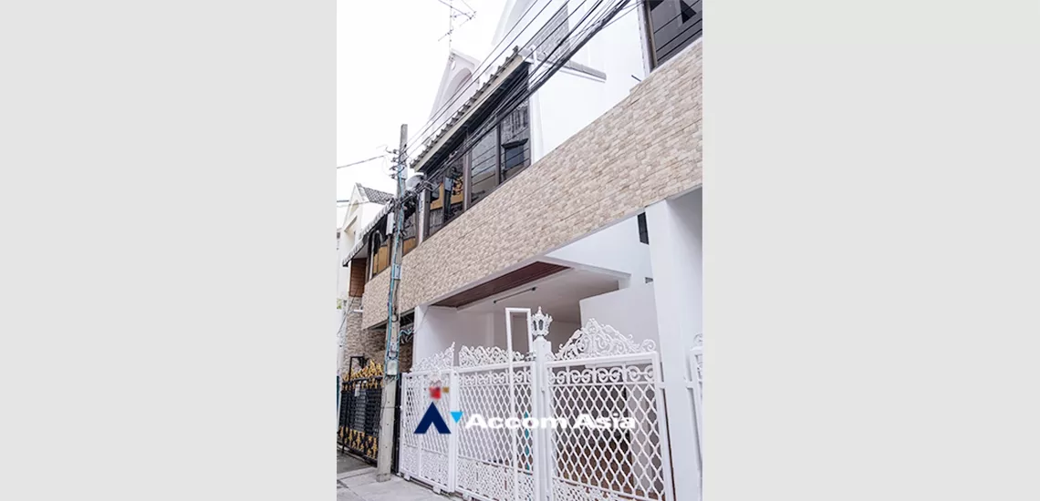 Home Office |  3 Bedrooms  Townhouse For Rent in Sukhumvit, Bangkok  near BTS Phra khanong (AA22720)