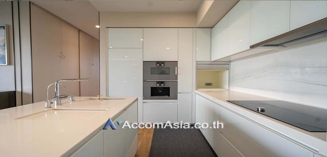  3 Bedrooms  Condominium For Rent in Sukhumvit, Bangkok  near BTS Phrom Phong (AA22726)
