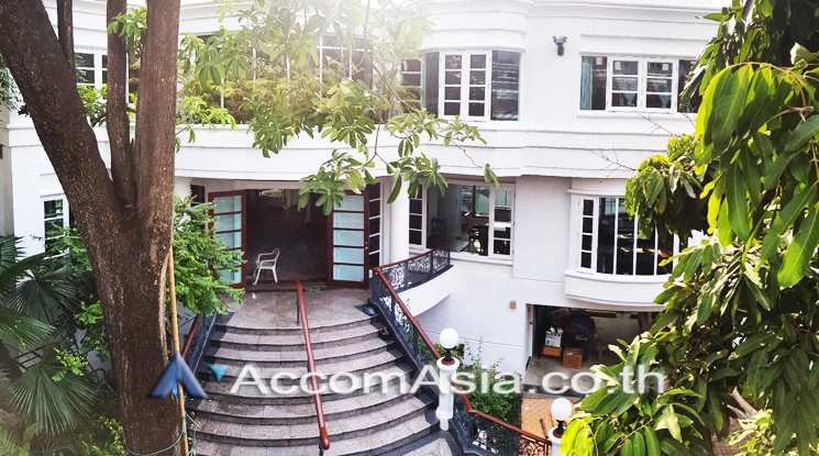 Garden, Private Swimming Pool, Pet friendly |  5 Bedrooms  House For Rent in Sukhumvit, Bangkok  near BTS Ekkamai (AA22749)