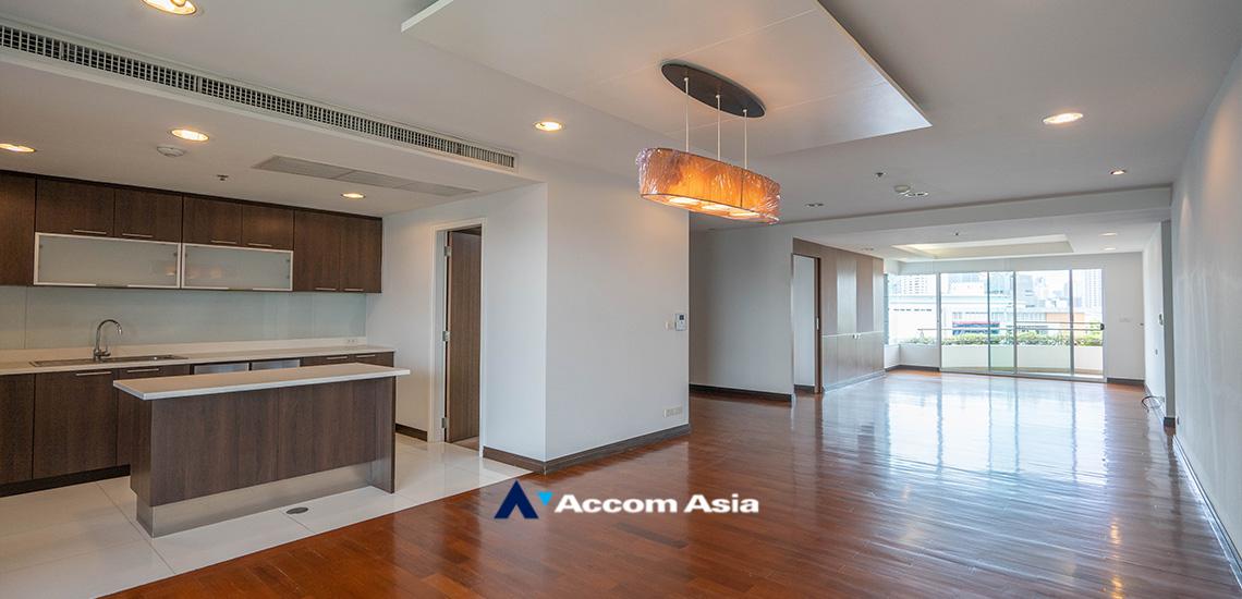  3 Bedrooms  Apartment For Rent in Sukhumvit, Bangkok  near BTS Ekkamai (AA22802)