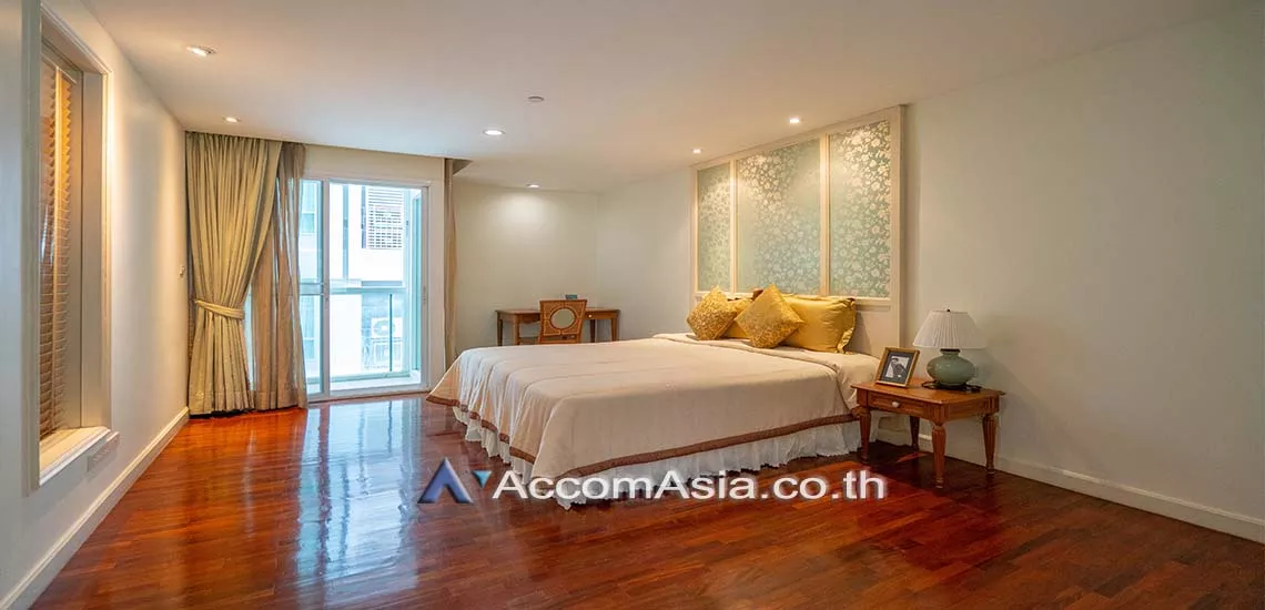 Pet friendly |  3 Bedrooms  Apartment For Rent in Silom, Bangkok  near BTS Chong Nonsi (13598)